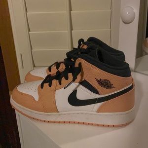 Air Jordan 1 Mid  Pink Quartz
Size= 7Y